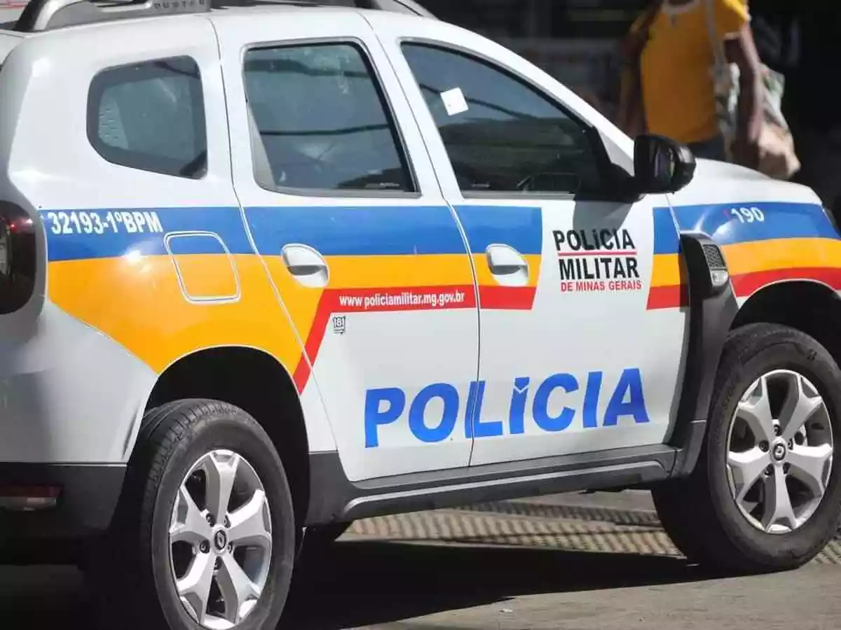 Belo Horizonte: Dois cadáveres são encontrados com uma criança. Foto da viatura da pocilia militar
