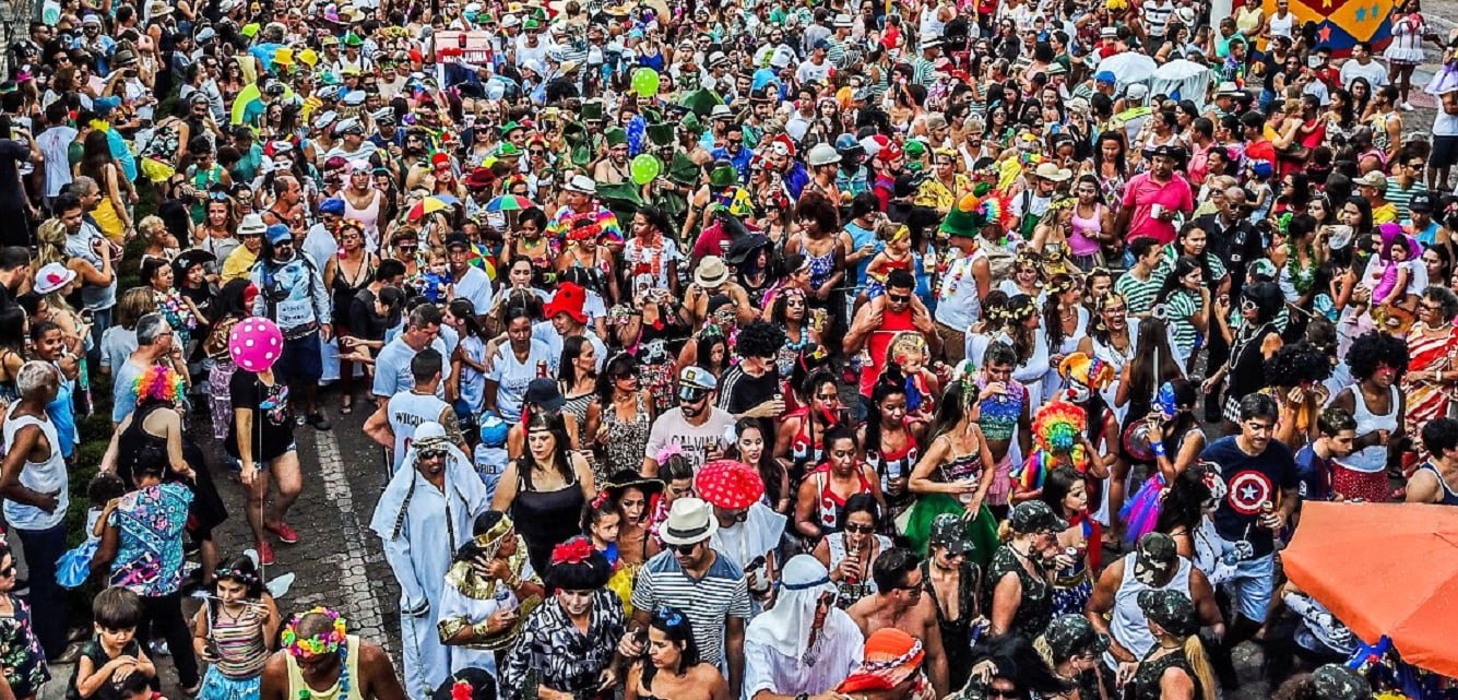 Carnaval Itabirito 2023: confira programação completa divulgada pela Prefeitura. Foto de foliões no carnaval