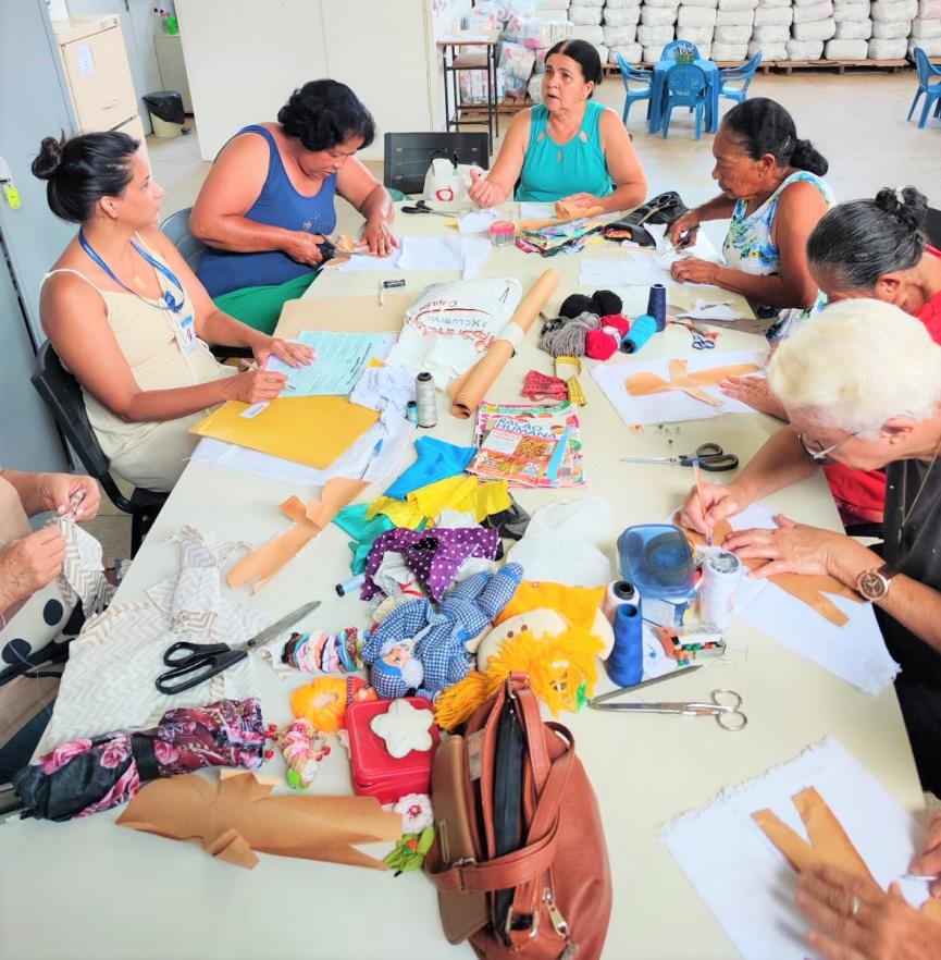 O encontro é realizado com objetivo de visar um envelhecimento ativo, saudável e autônomo. Foto de idosas reunidas para o projeto