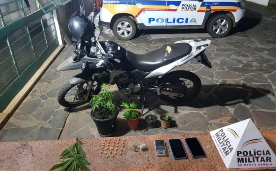 Moto, drogas e aparelhos celulares furtados por suspeitos