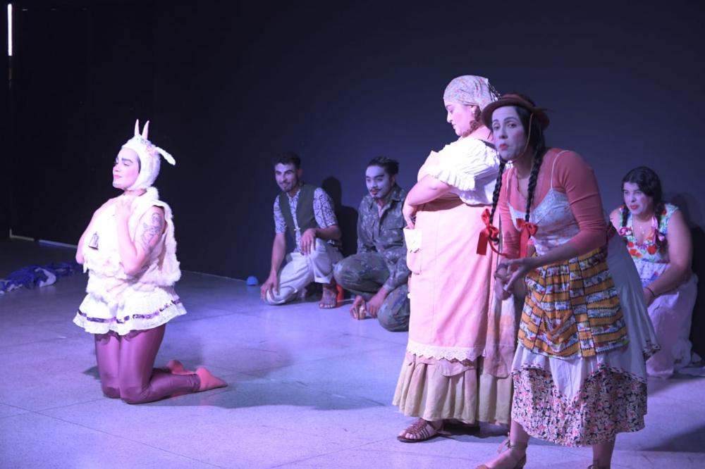 pessoas encenando peça teatral