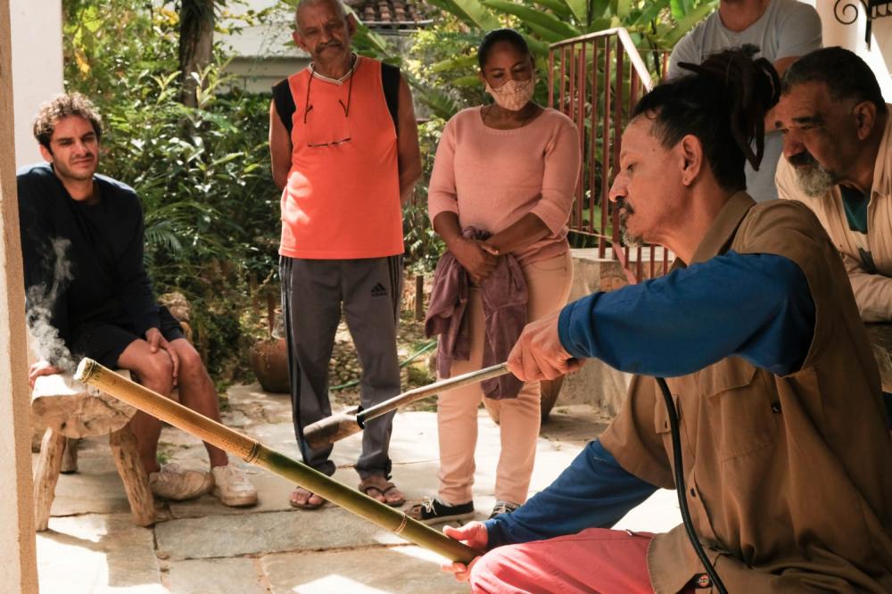 pessoas manuseando bambu para aprender a fazer moveis por esta matéria prima