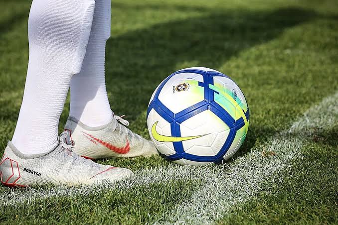 Minas Gerais: Atlético e América mantem o 100% no campeonato, Cruzeiro tropeça. Foto da bola de futebol no campo