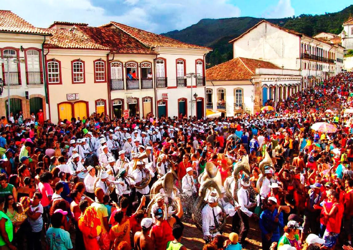Ouro Preto: Prefeito confirma carnaval na cidade histórica. Foto dos foliões na cidade
