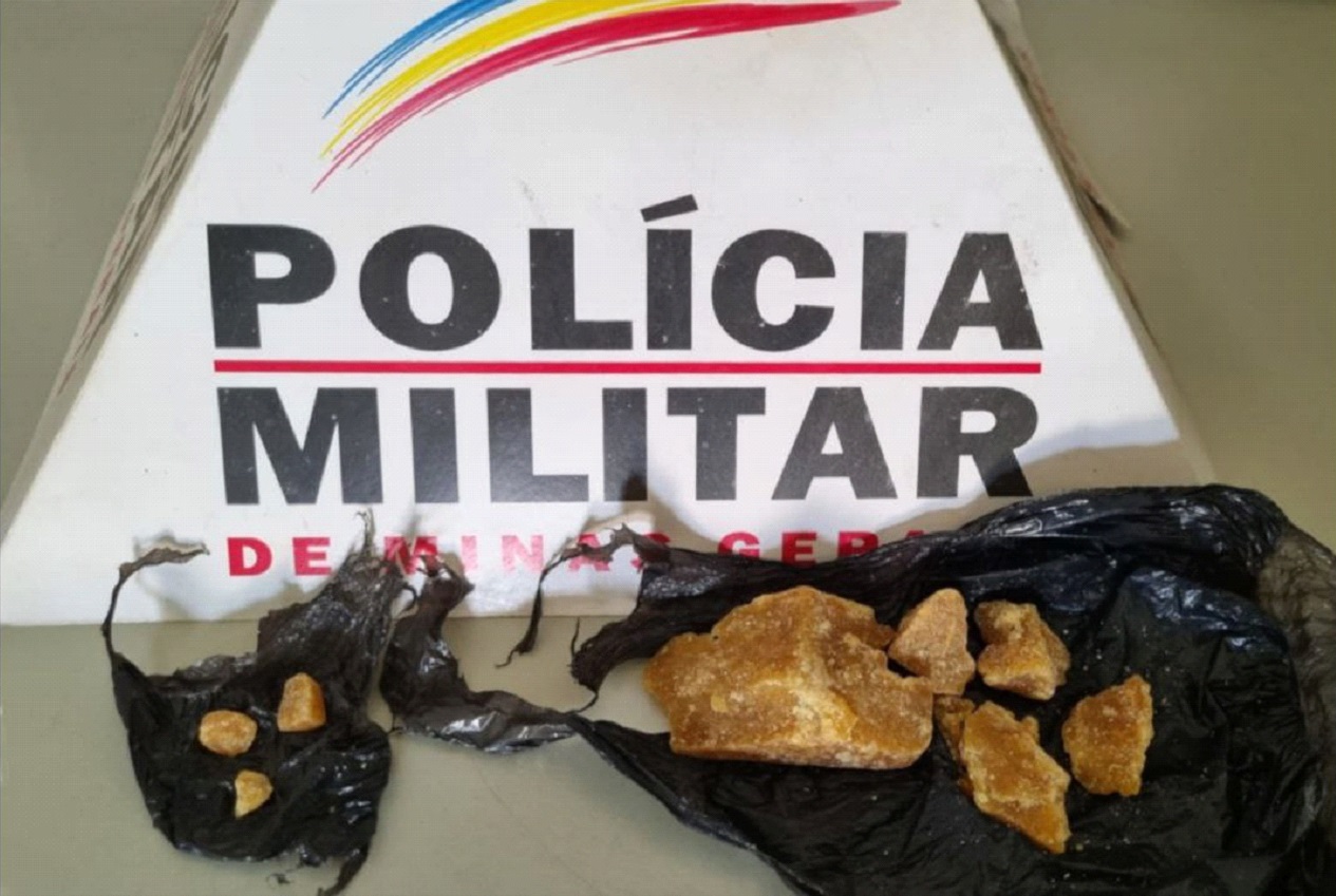 Durante patrulhamento, Policia Militar prende homem com crack em Mariana. Droga apreendida.