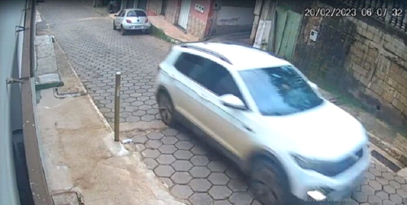 Em Ouro Preto, homem é atropelado, fica em estado grave e motorista foge. Carro fugindo