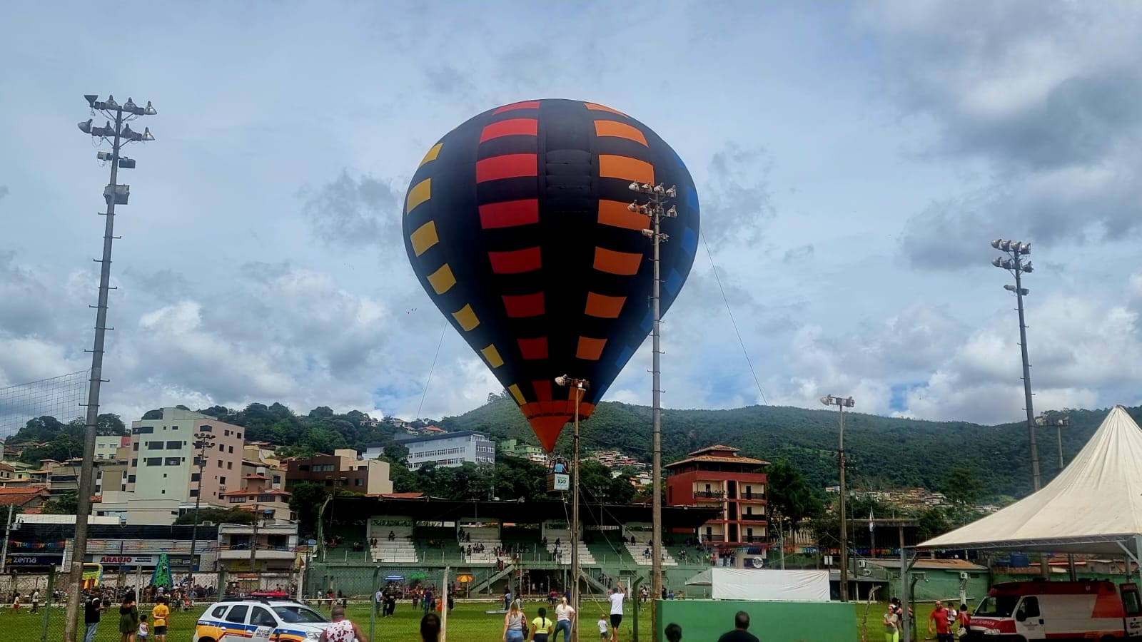Itabirito: Balão é atração inédita na cidade. Foto do balão já no alto.
