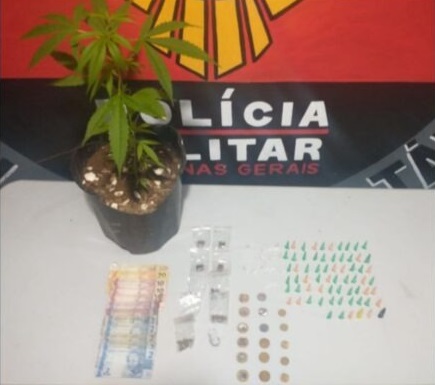 Itabirito: Menino de 16 anos é pego com drogas pela Polícia Militar. Drogas apreendidas