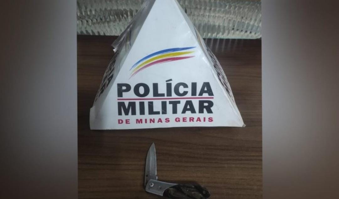 Itabirito: Polícia Militar prende suspeito de assassinar itabiritense com golpes de canivete. Foto do canivete apreendido.