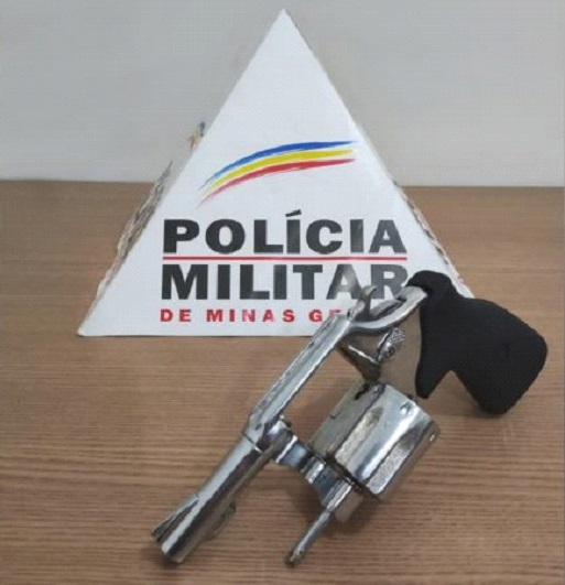 Policia Militar monta operação em Ouro Preto e um homem é preso por porte ilegal de armas. Arma apreendida