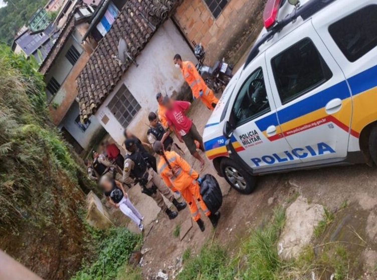 Sob efeito de entorpecentes homem é assassinado em Ouro Preto. Foto dos bombeiros e policia militar.