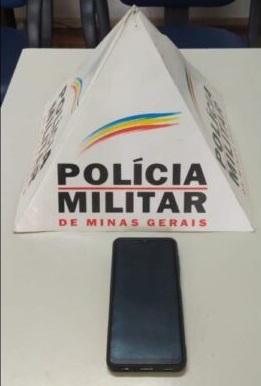 Um suspeito foi preso em Itabirito portando celular roubado e tenta intimidar Polícia Militar. Foto do celular roubado