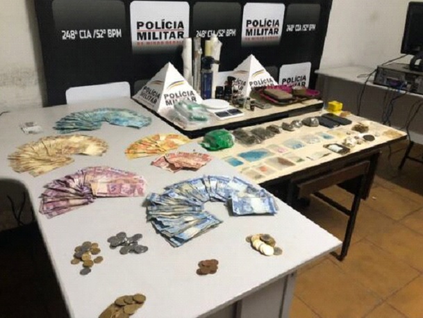 Estudante da Universidade Federal é preso por tráfico de drogas em Ouro Preto. Drogas e materiais apreendidos.