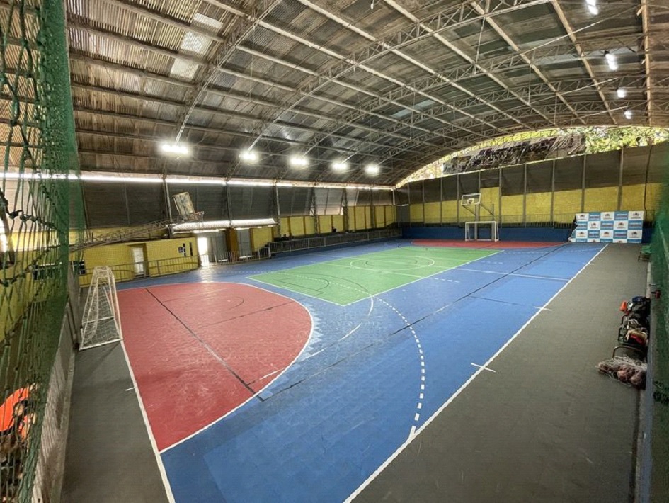 Gosta de esportes? Aulas gratuitas de karatê, taekwondo, vôlei, futsal, handebol, capoeira em Itabirito. Foto da quadra de esportes