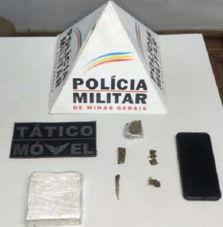 Homem é preso por suspeita de tráfico de drogas em Itabirito e barra de cocaína é encontrada na casa. Material apreendido.