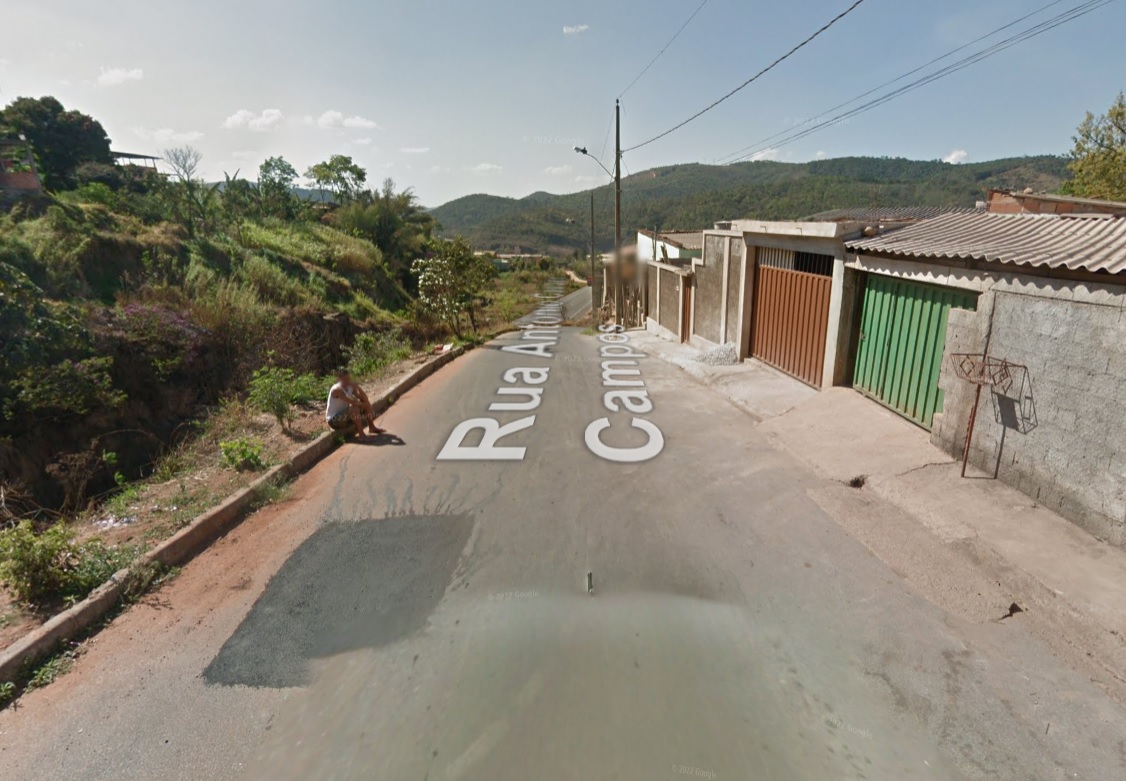 Homem tenta agredir mulher com faca em Itabirito e é preso pela Polícia Militar. Foto da rua em que o suspeito foi preso.