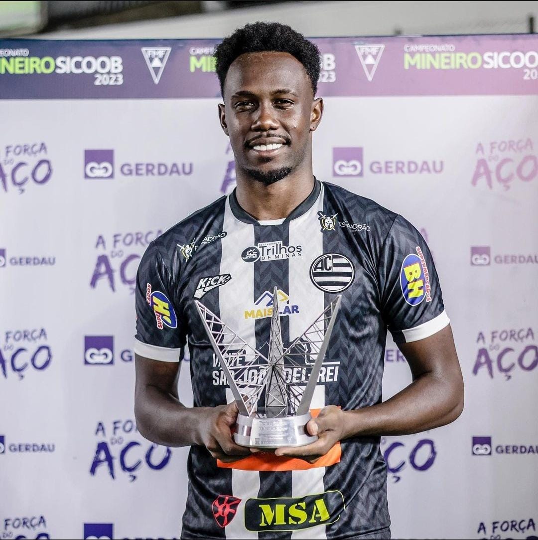 Nascido em Itabirito, David Braga recebe o troféu de melhor em campo pela Itatiaia. Fotos do jogador