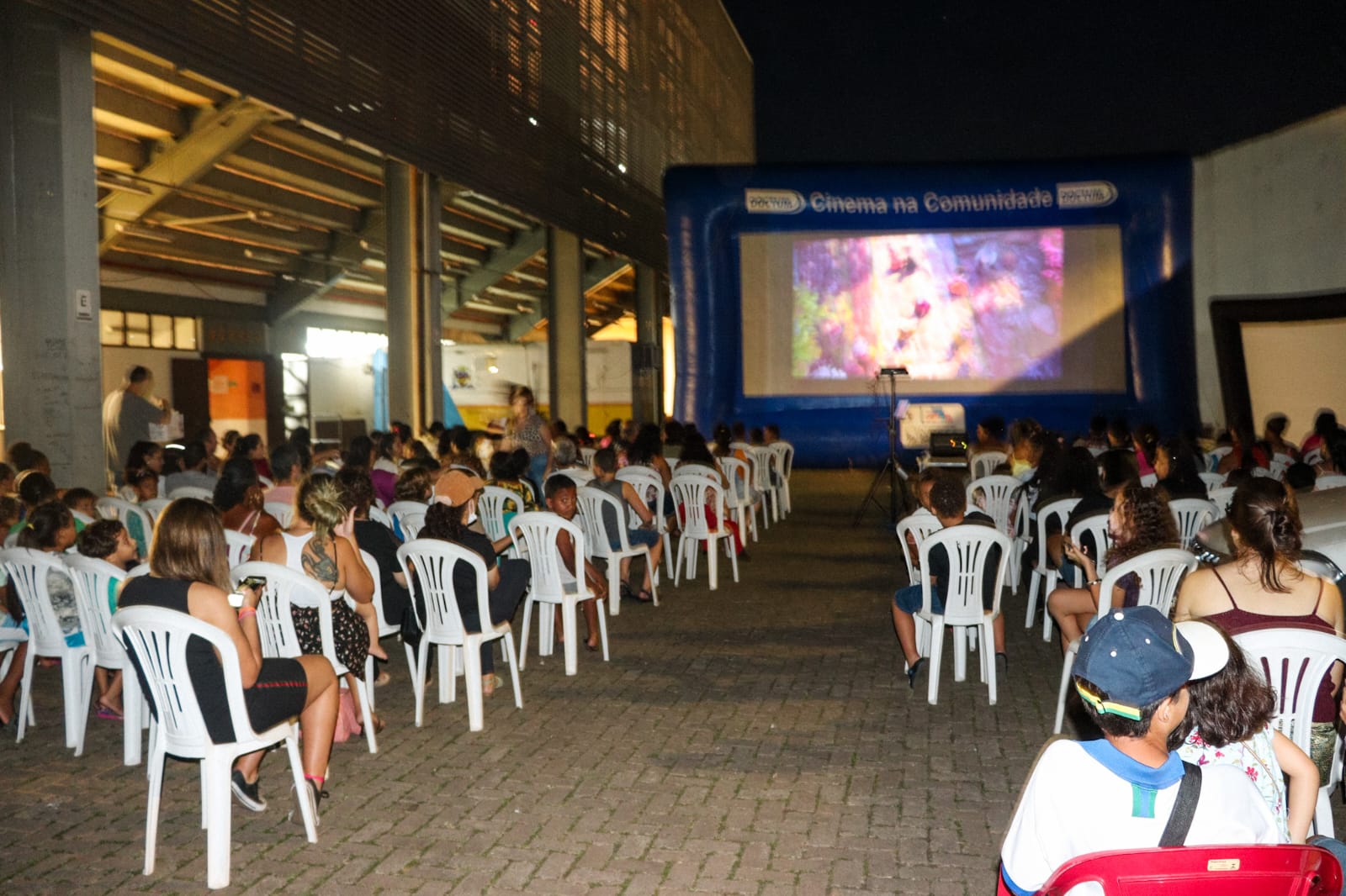 Projeto Cinemão em Mariana teve filmes, curta-metragem e atraiu grande público. Foto do público, no momento do filme.