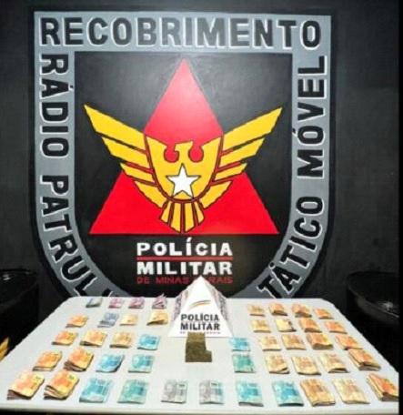 Suspeito de tráfico de drogas joga sacola com R$35.432 em Ouro Preto. Dinheiro e droga apreendida.