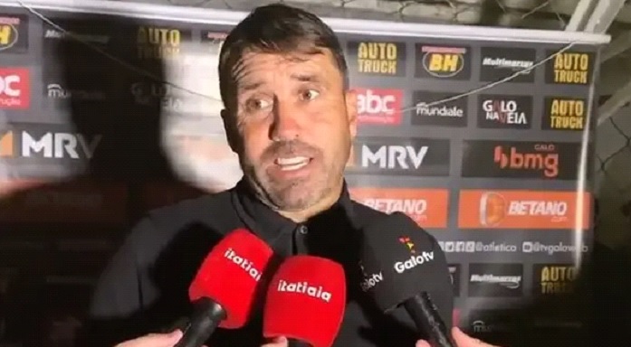 Técnico do Atlético Mineiro inala gás de pimenta durante coletiva. Técnico do Atlético durante a entrevista.