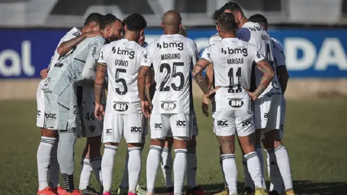 Veja a programação do Atlético Mineiro para a Libertadores. Foto do time em um momento de conversa.