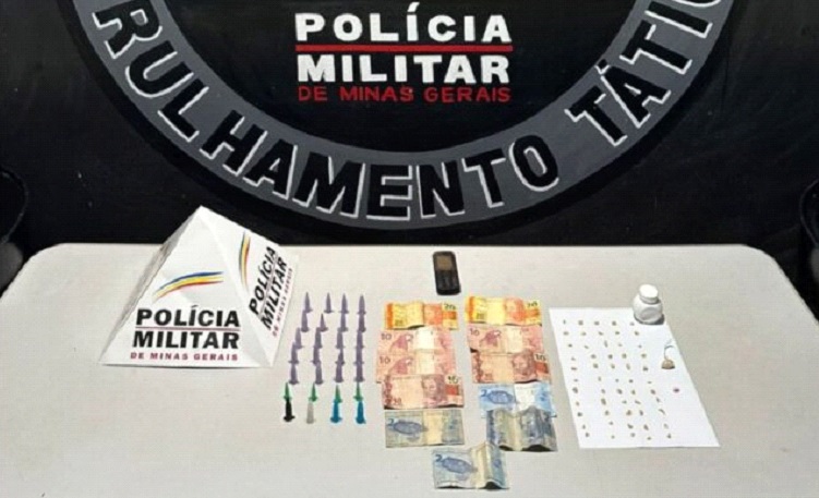 Após denúncia anônima jovem é preso por tráfico de drogas em Mariana. Droga apreendida.