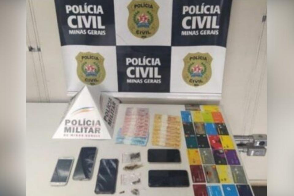 Em Itabirito, operação da PM e PC resulta na prisão de 3 homens, um deles era foragido da justiça por homicídio tentado. Foto dos materiais apreendidos.