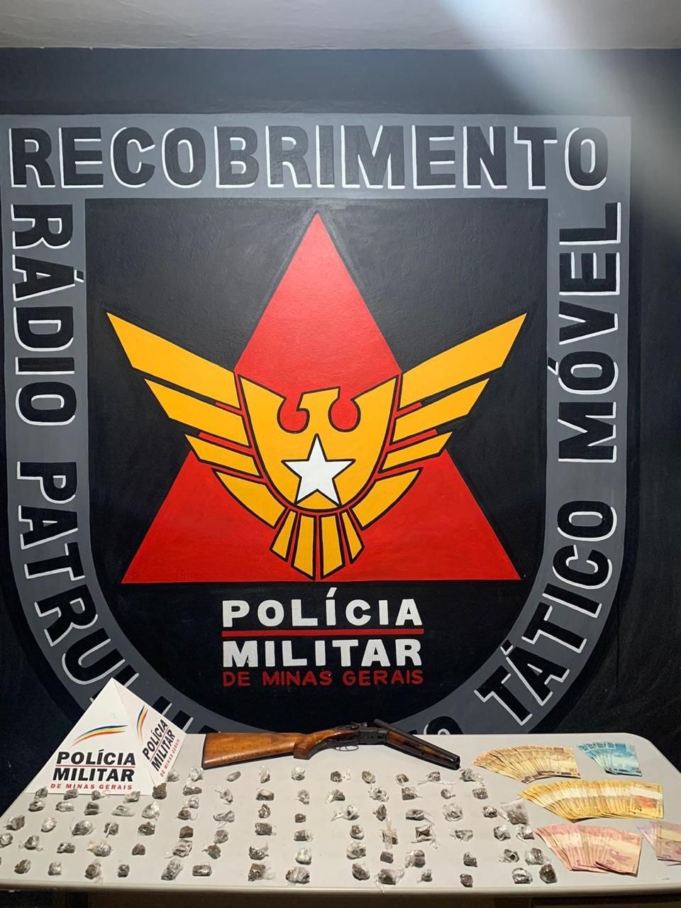 Em Itabirito, jovem de 18 anos é preso por tráfico no bairro Novo Itabirito. Foto do material apreendido.