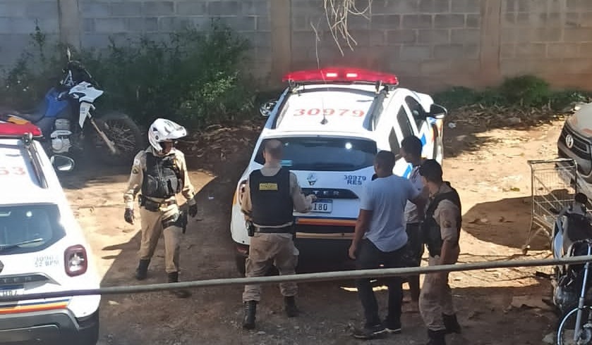 Homem com mandado de prisão em aberto é preso em Itabirito por policial à paisana. Momento em que a operação esta acontecendo.