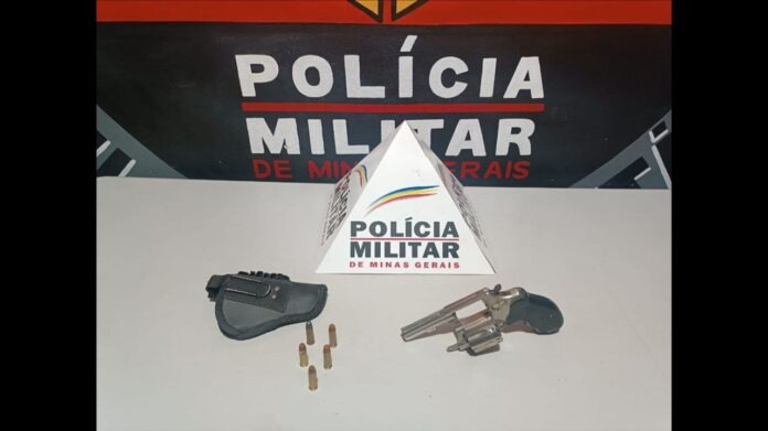 Homem é preso em Itabirito no bairro Cardoso por porte ilegal de arma de fogo. Foto do material apreendido.