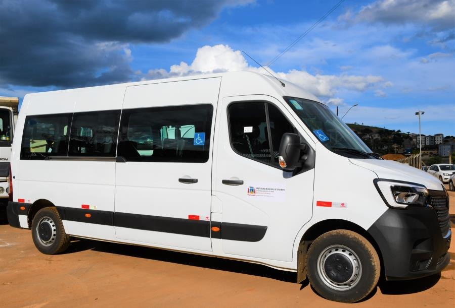 Prefeitura de Itabirito adquire mais uma van para reforçar o transporte de pacientes. Foto da Van adquirida.