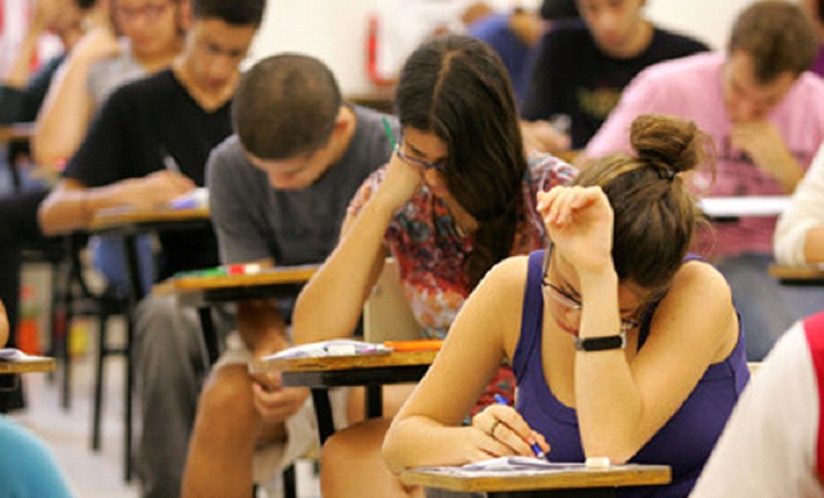 Termina essa semana o prazo para isenção de taxa de inscrição no ENEM. Foto ilustrativa de alunos estudando.