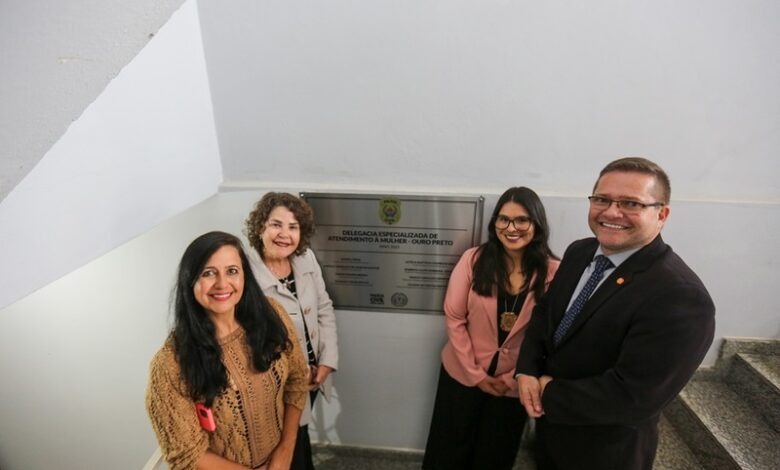 Delegacia Especializada de Atendimento à Mulher é aberta em Ouro Preto. Foto da reunião.