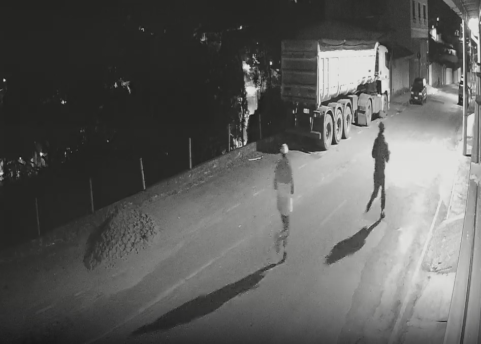 Duplo homicídio tentado tentado em Itabirito, um suspeito identificado pela PM. Foto dos suspeitos correndo.