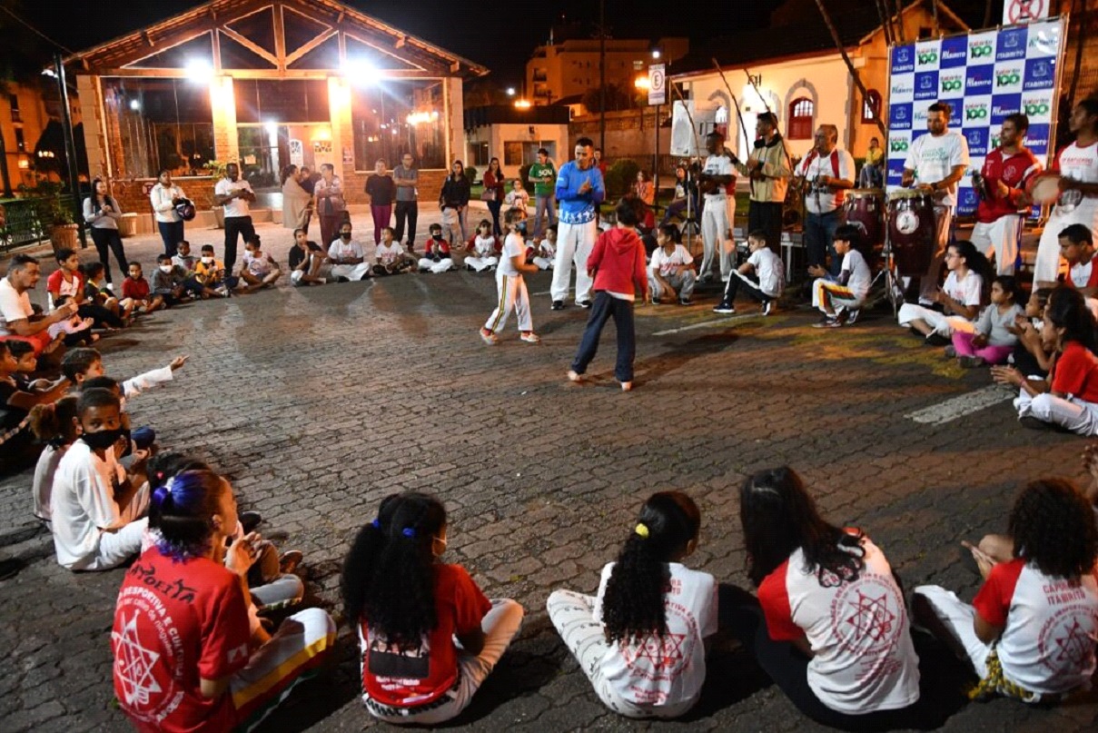 Itabirito: Capoeira é reconhecida como patrimônio imaterial da cidade. Roda de capoeira em Itabirito.