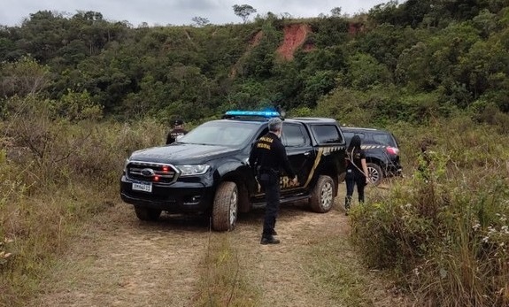 Itabirito: Extração ilegal de areia é interditada em São Gonçalo do Bação. Foto da Polícia Federal interditando.