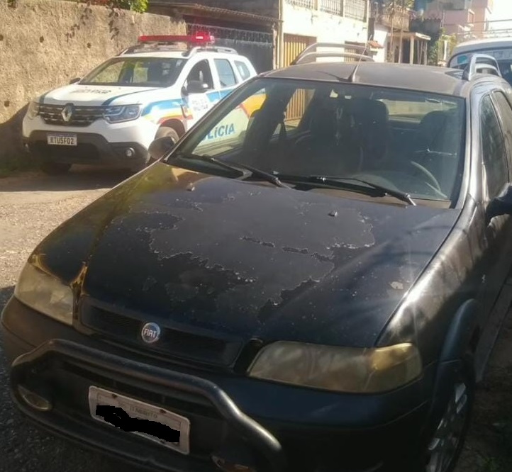 Itabirito: Homem tenta dar fuga na PM e veículo é apreendido. Carro apreendido.