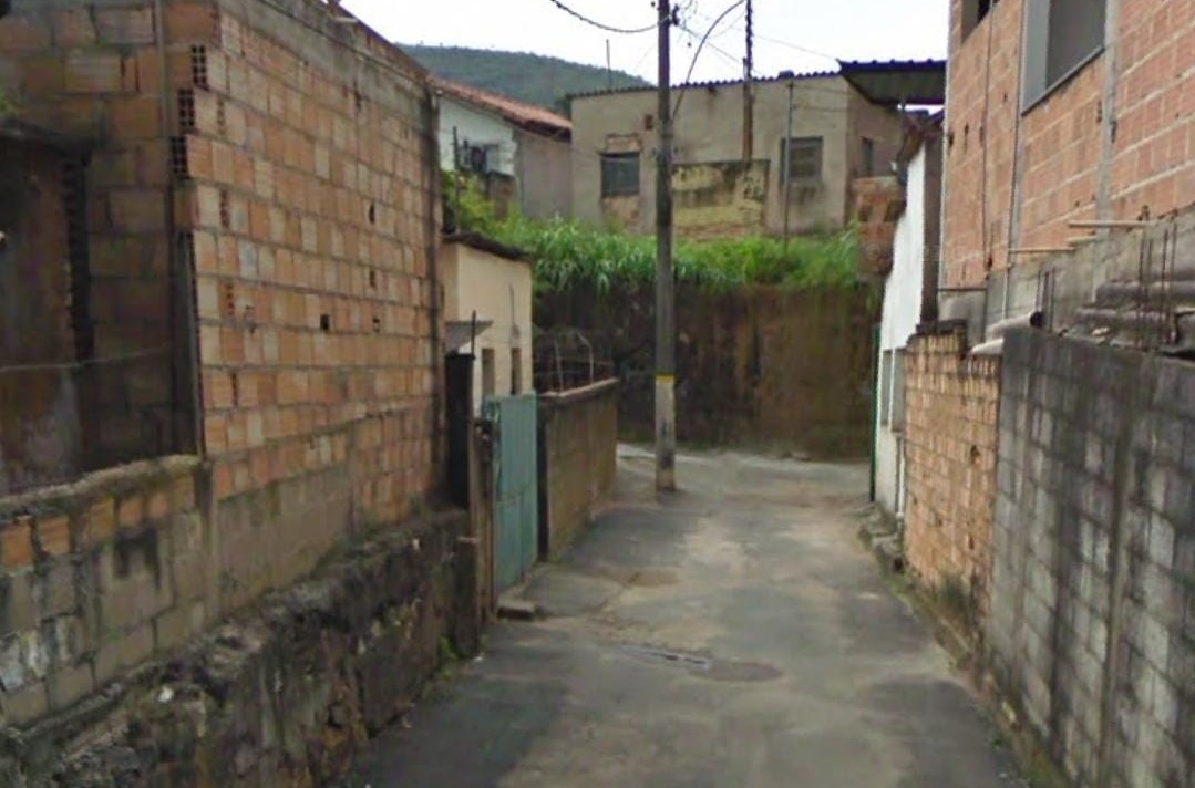 1Itabirito: Mulher é atingida por 3 tiros na ''favelinha'' do bairro Praia. Foto do local onde ocorreu o crime.