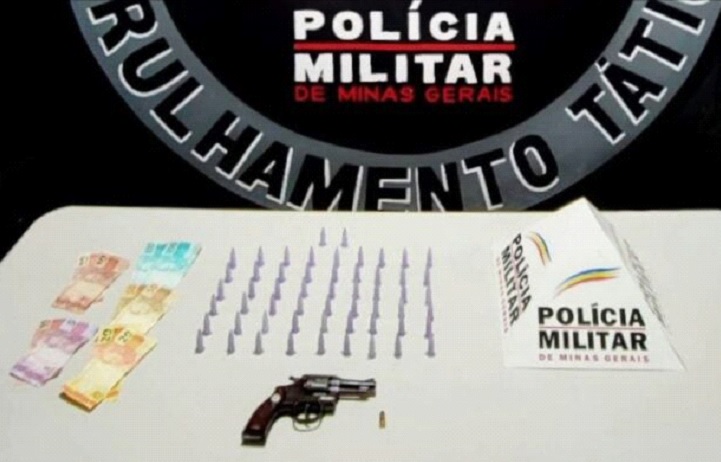 Jovem com mandados judiciais e homicídios é preso em Mariana por tráfico de drogas. Foto do material apreendido.