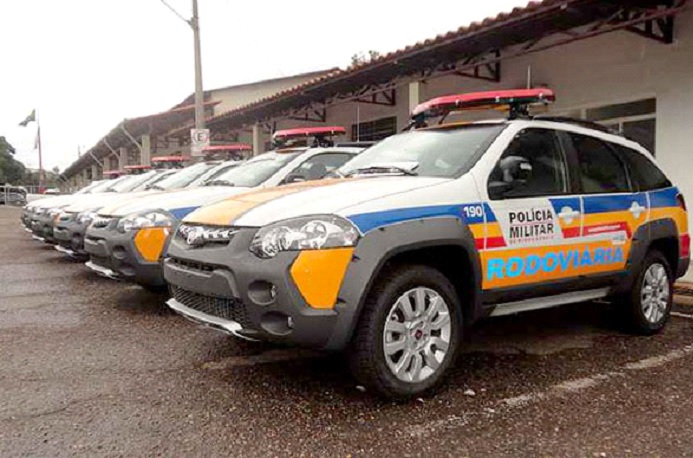 Mariana: PM prende homem de 21 por tráfico de drogas, direção perigosa e sem CNH. Foto ilustrativa dos carros da PMMG.