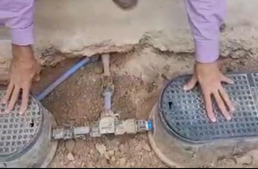 Ouro Preto: Morador denuncia Saneouro por fraude e empresa emite nota, veja vídeo. Foto de ligação errada feita pela Saneouro