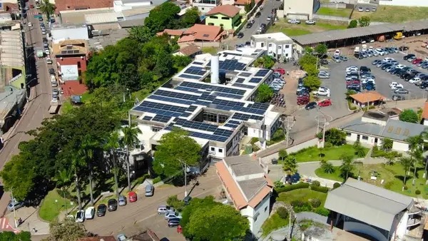 Prefeitura de Itabirito investe em energia solar e preserva o meio ambiente. Foto de algumas placas já instaladas.