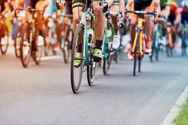 Trechos da BR-356 serão temporariamente fechados neste domingo(7). Foto ilustrativa de pessoas andando de bicicleta.