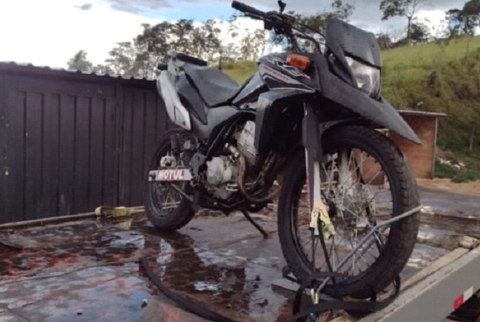 Uma moto foi moto apreendida em Itabirito por praticar manobras perigosas. Moto apreendida pela Polícia.