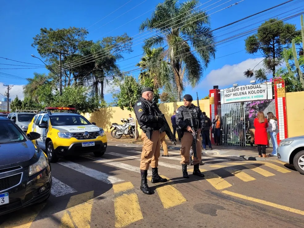 Uma estudante de 16 anos foi baleada e morreu foto mostrando policiais na porta da escola