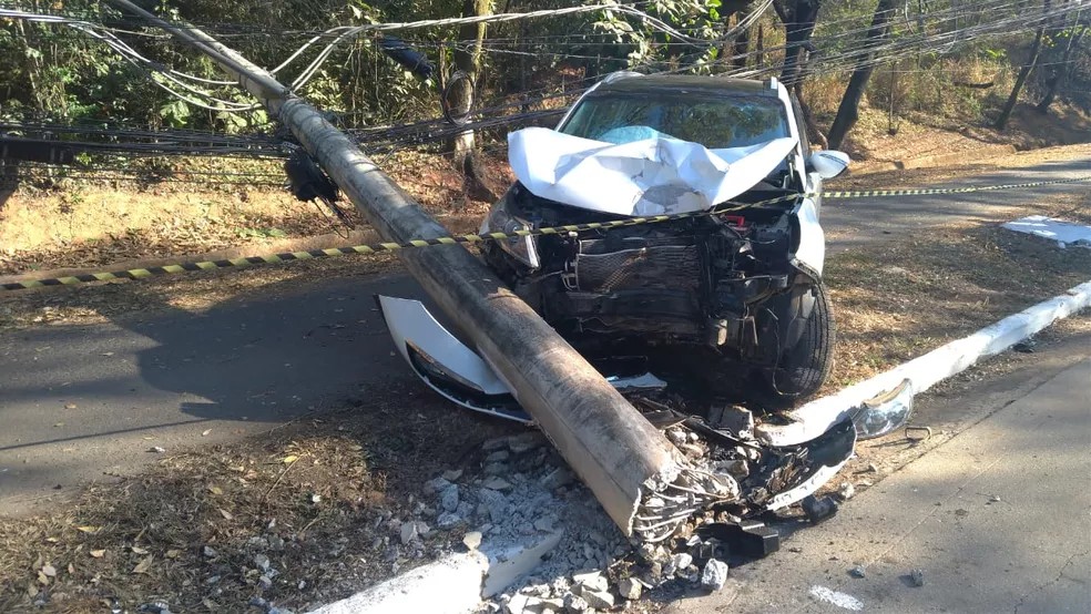 Além do conserto do carro, o motorista terá que arcar com o valor do poste foto de um acidente