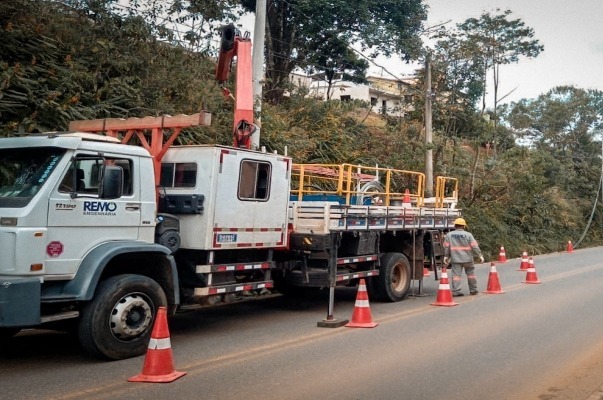 Extensão elétrica é feita no bairro Liberdade em Mariana foto dos homens trabalhando