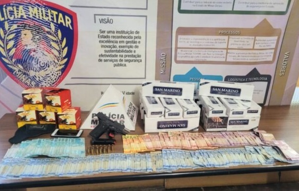 Itabirito: homem é preso com arma, 21 caixas de cigarro e R$ 2.864 em dinheiro. Material apreendido.