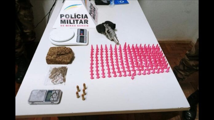 Itabirito: Polícia Militar prende suspeito de tráfico de drogas no bairro Santa Rita. Foto do material apreendido.