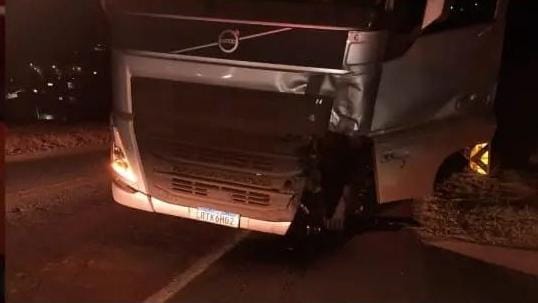 Jovem de 19 anos morre em acidente próximo ao Paraki, em Itabirito foto da carreta amassada